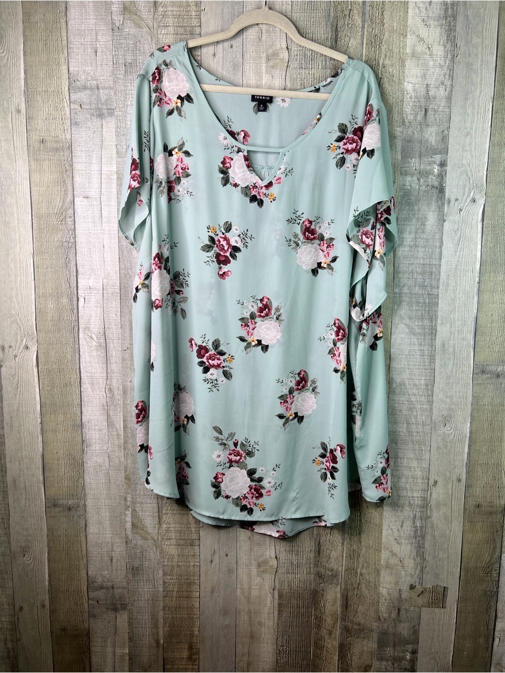 Torrid Size 6 Mint Green Tunic Floral Top with a Crewneck & V Cutout Not Lined